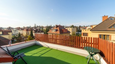 Velmi hezký byt s krásným výhledem a terasou v rodinné vile.