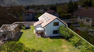 Malebný venkovský dům se zahradou blízko Českého ráje.