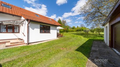 Malebný venkovský dům se zahradou blízko Českého ráje.