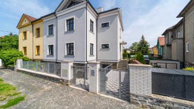 Nadstandardní velmi krásný byt ve vile se zahradou.