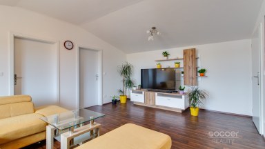 Pronájem bytu 3+1 s balkonem, v ulici U Školky, Nupaky. 