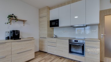 Prodej bytu 2+kk s balkonem a garážovým stáním v ulici Oty Bubeníčka, Praha 22 - Uhříněves