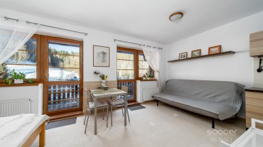 Z obýváku přímo na sjezdovku! Stylový apartmán 1+kk s balkonem a parkováním – Prkenný Důl
