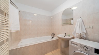 Z obýváku přímo na sjezdovku! Stylový apartmán 1+kk s balkonem a parkováním – Prkenný Důl