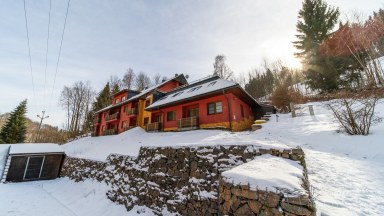 Z obýváku přímo na sjezdovku! Stylový apartmán 1+kk s balkonem a parkováním – Prkenný Důl