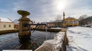 Z obýváku přímo na sjezdovku! Stylový apartmán 1+kk s balkonem a parkováním – Prkenný Důl