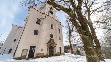 Z obýváku přímo na sjezdovku! Stylový apartmán 1+kk s balkonem a parkováním – Prkenný Důl