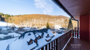 Z obýváku přímo na sjezdovku! Stylový apartmán 1+kk s balkonem a parkováním – Prkenný Důl