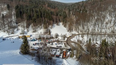 Z obýváku přímo na sjezdovku! Stylový apartmán 1+kk s balkonem a parkováním – Prkenný Důl