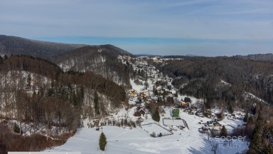 Z obýváku přímo na sjezdovku! Stylový apartmán 1+kk s balkonem a parkováním – Prkenný Důl