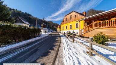 Z obýváku přímo na sjezdovku! Stylový apartmán 1+kk s balkonem a parkováním – Prkenný Důl
