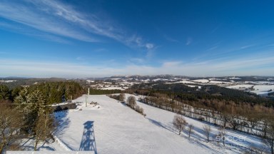Z obýváku přímo na sjezdovku! Stylový apartmán 1+kk s balkonem a parkováním – Prkenný Důl