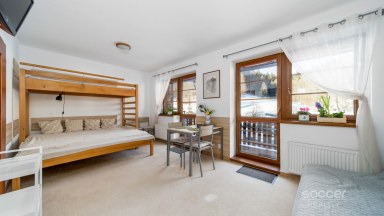 Z obýváku přímo na sjezdovku! Stylový apartmán 1+kk s balkonem a parkováním – Prkenný Důl