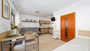 Z obýváku přímo na sjezdovku! Stylový apartmán 1+kk s balkonem a parkováním – Prkenný Důl